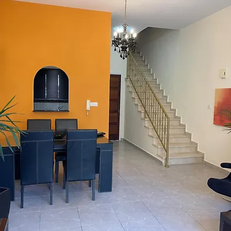 2 Bed Townhouse Sleeps 4 - Pool - Patio & Balcony Lägenhet *