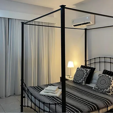 2 Bed Townhouse Sleeps 4 - Pool - Patio & Balcony Lägenhet *