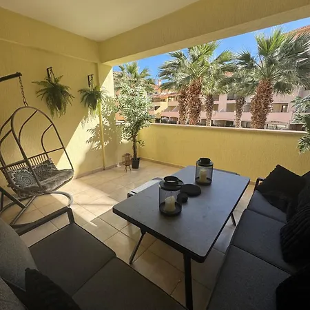 2 Bed Townhouse Sleeps 4 - Pool - Patio & Balcony Lägenhet