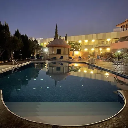 2 Bed Townhouse Sleeps 4 - Pool - Patio & Balcony 아파트 파포스