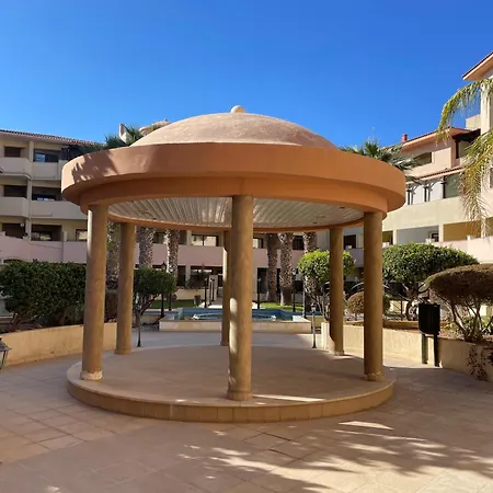 2 Bed Townhouse Sleeps 4 - Pool - Patio & Balcony Апартаменты