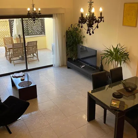 2 Bed Townhouse Sleeps 4 - Pool - Patio & Balcony Пафос