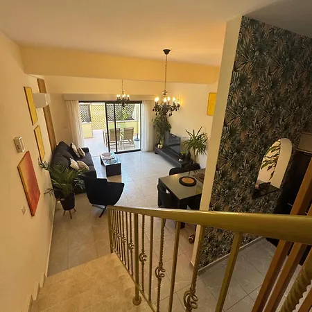 아파트 2 Bed Townhouse Sleeps 4 - Pool - Patio & Balcony 파포스