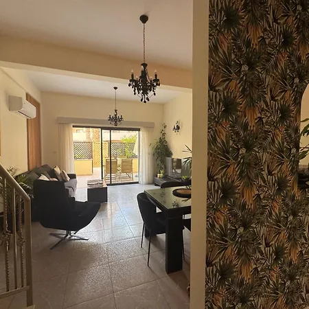 2 Bed Townhouse Sleeps 4 - Pool - Patio & Balcony *