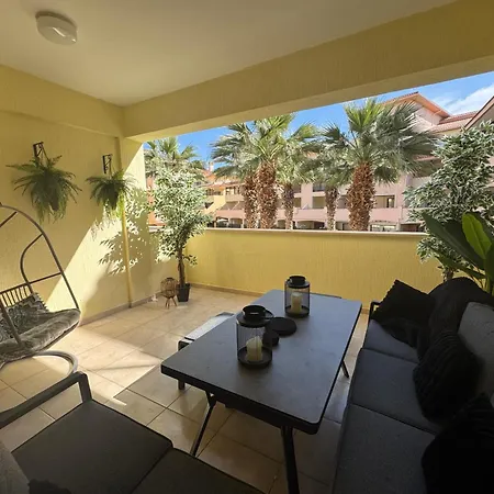 2 Bed Townhouse Sleeps 4 - Pool - Patio & Balcony *