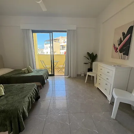 2 Bed Townhouse Sleeps 4 - Pool - Patio & Balcony * Пафос