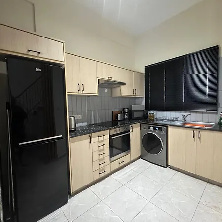 Апартаменты 2 Bed Townhouse Sleeps 4 - Pool - Patio & Balcony