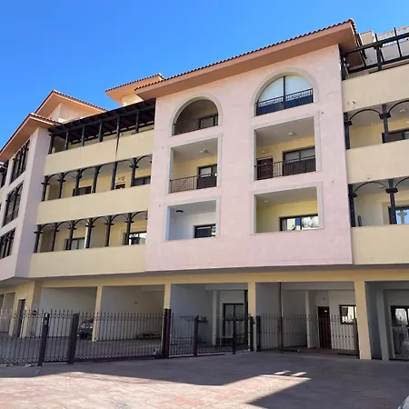2 Bed Townhouse Sleeps 4 - Pool - Patio & Balcony Апартаменты