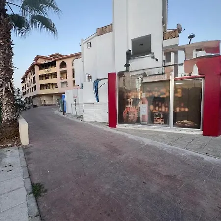 2 Bed Townhouse Sleeps 4 - Pool - Patio & Balcony Пафос