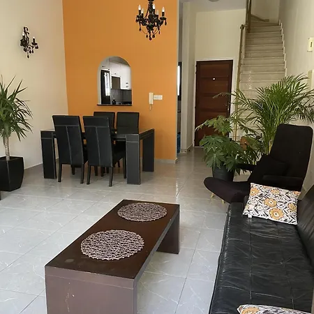 Апартаменты 2 Bed Townhouse Sleeps 4 - Pool - Patio & Balcony *
