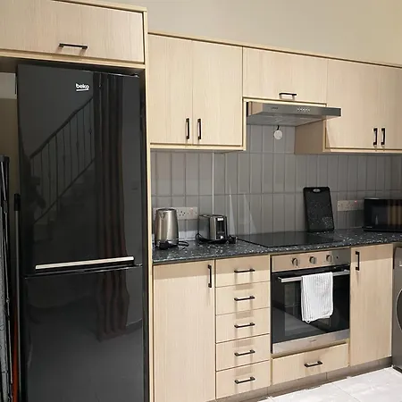Townhouse With Pool 5 Minute Walk To Paphos
