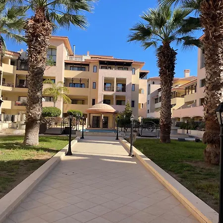 2 Bed Townhouse Sleeps 4 - Pool - Patio & Balcony Пафос