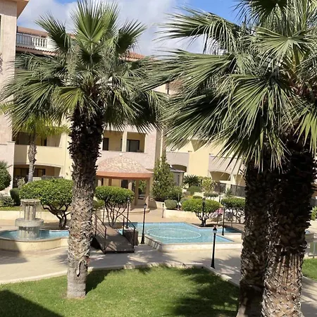 2 Bed Townhouse Sleeps 4 - Pool - Patio & Balcony Пафос