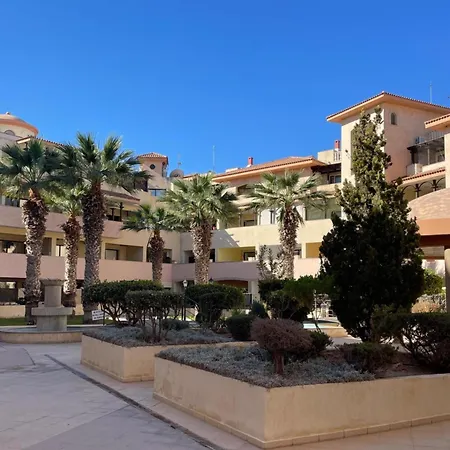 2 Bed Townhouse Sleeps 4 - Pool - Patio & Balcony Апартаменты Пафос
