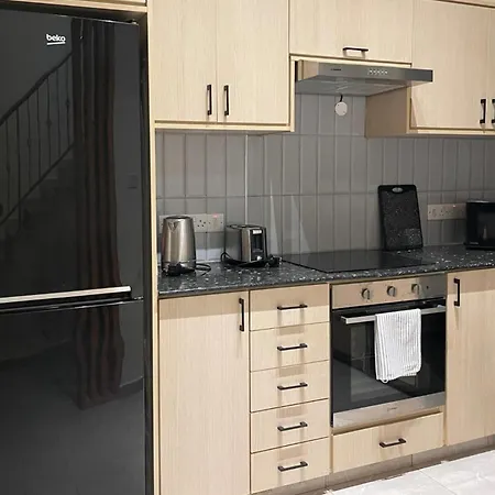2 Bed Townhouse Sleeps 4 - Pool - Patio & Balcony Пафос