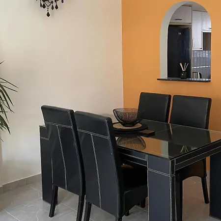 2 Bed Townhouse Sleeps 4 - Pool - Patio & Balcony Daire