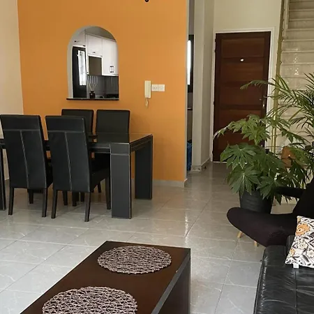 2 Bed Townhouse Sleeps 4 - Pool - Patio & Balcony Апартаменты Пафос
