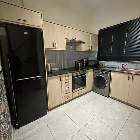 2 Bed Townhouse Sleeps 4 - Pool - Patio & Balcony Апартаменты