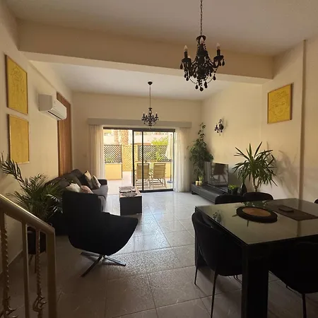 2 Bed Townhouse Sleeps 4 - Pool - Patio & Balcony * Пафос
