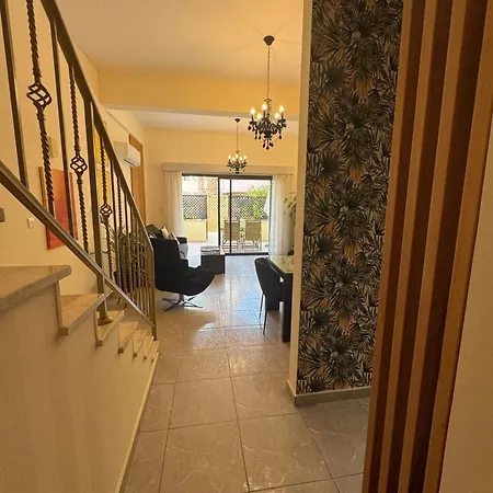 2 Bed Townhouse Sleeps 4 - Pool - Patio & Balcony Апартаменты *