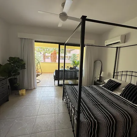 2 Bed Townhouse Sleeps 4 - Pool - Patio & Balcony Daire *