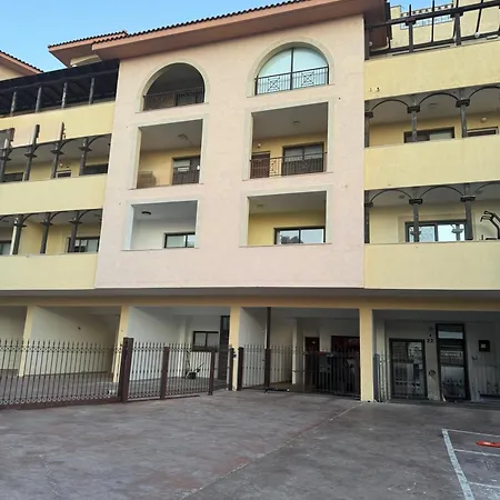 2 Bed Townhouse Sleeps 4 - Pool - Patio & Balcony *