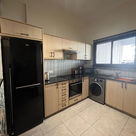 2 Bed Townhouse Sleeps 4 - Pool - Patio & Balcony Пафос